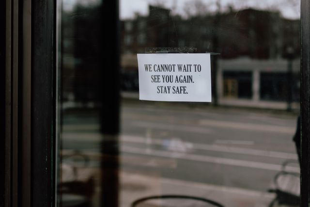 Sign on closed restaurant. Photo by Kelly Sikkema/unsplash